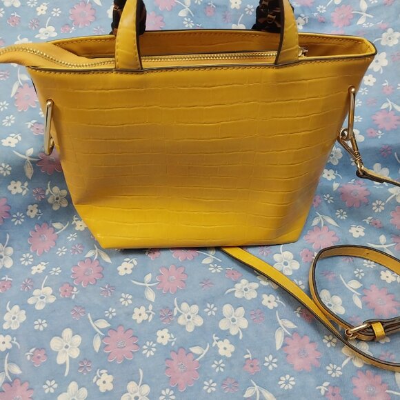 3122 Medium Ann Klein Cross Body Shoulder Bag In Gold and Black - Picture 8 of 13